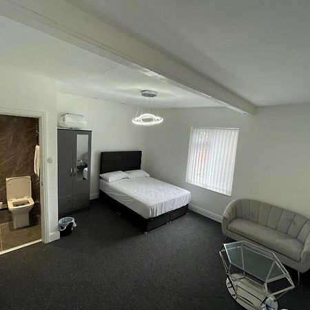 Pc Homes Room C Hyde Exterior photo