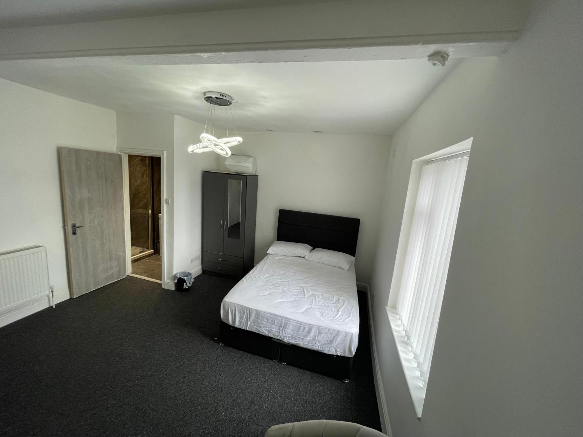 Pc Homes Room C Hyde Exterior photo